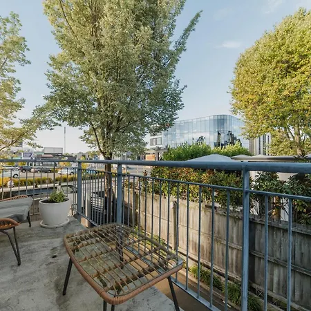 Cbd Edge - 2Br Home With Balcony Sleeps 4